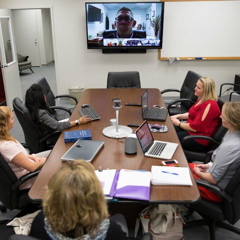 教授在会议室里通过skype给学生讲课